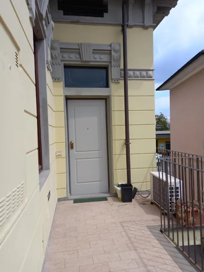 Apartment Lucca Holiday Rental- By The Walls N 395